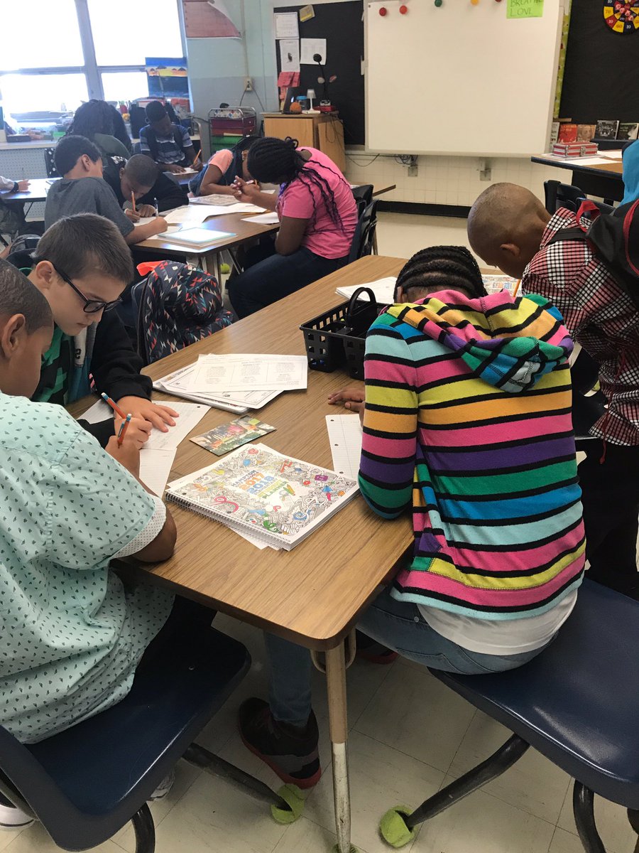 burbankelem40's tweet photo. 5th graders did an experiment to test water quality and enjoyed music. @ShayeRobinson1 #hcsfirstday17 https://t.co/U5sSXo1QeV
