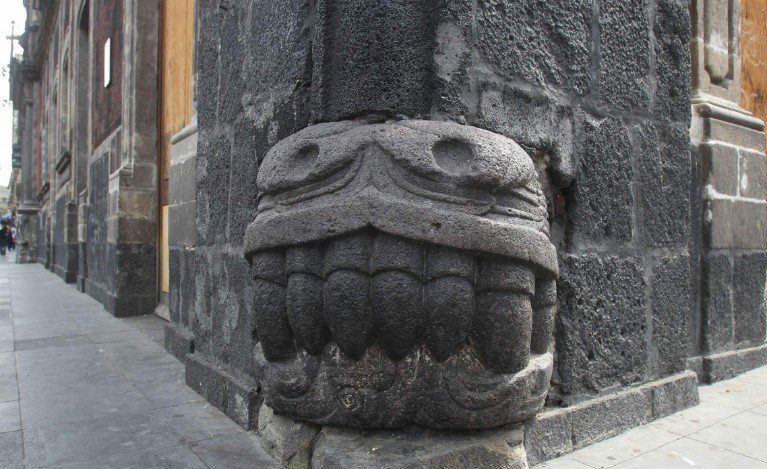 La arquitectura colonial de la #CDMX incorporó monumentos prehispánicos, que en su mayoría, pertenecían al Templo Mayor de Tenochtlitlan.