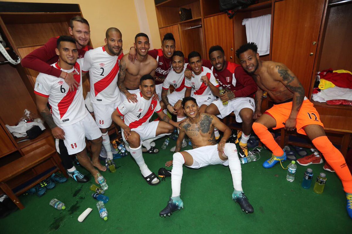 SeleccionPeru's tweet photo. Los jugadores se abrazan y nos regalan estos momentos en el camerino nacional. ¡Vamos muchachos! https://t.co/PL8MFFdhPZ