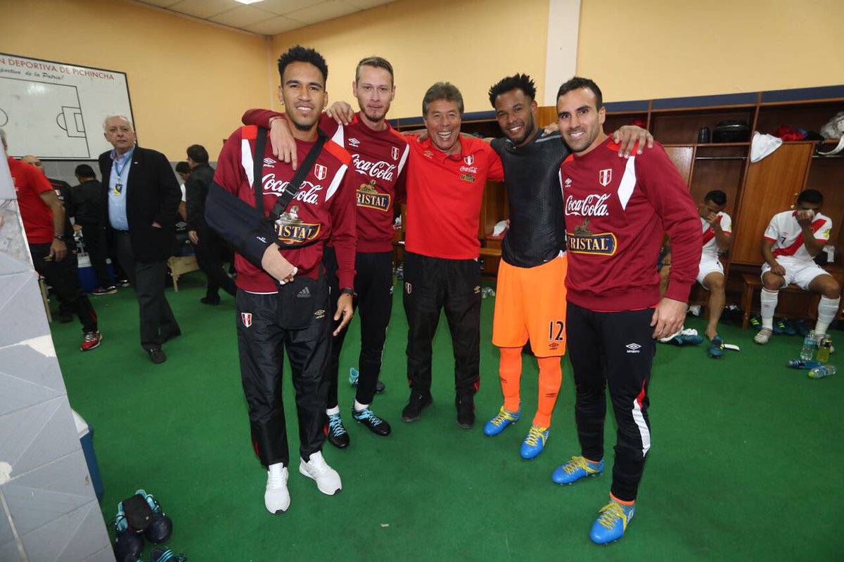 SeleccionPeru's tweet photo. Los jugadores se abrazan y nos regalan estos momentos en el camerino nacional. ¡Vamos muchachos! https://t.co/PL8MFFdhPZ