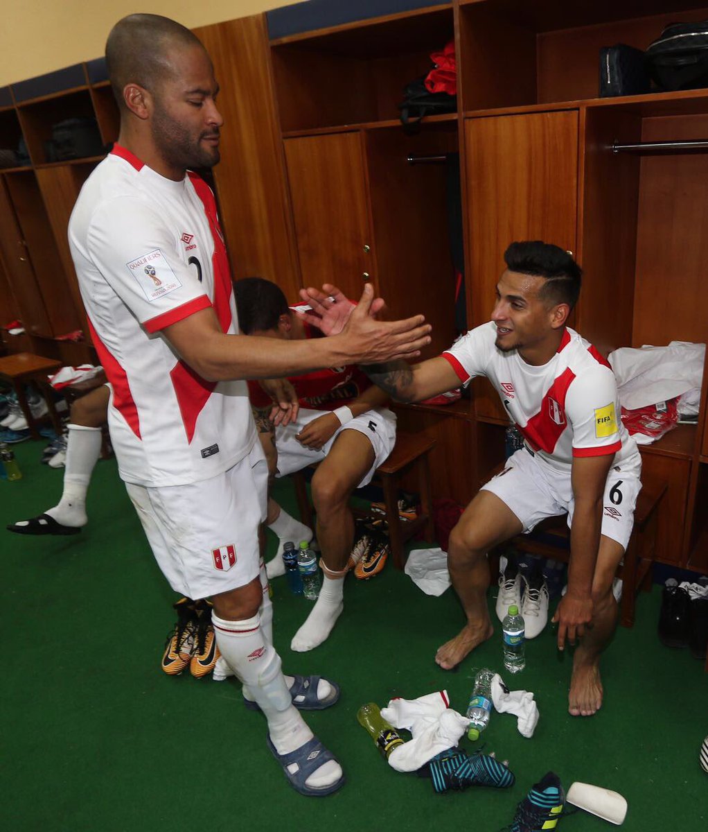 SeleccionPeru's tweet photo. Los jugadores se abrazan y nos regalan estos momentos en el camerino nacional. ¡Vamos muchachos! https://t.co/PL8MFFdhPZ