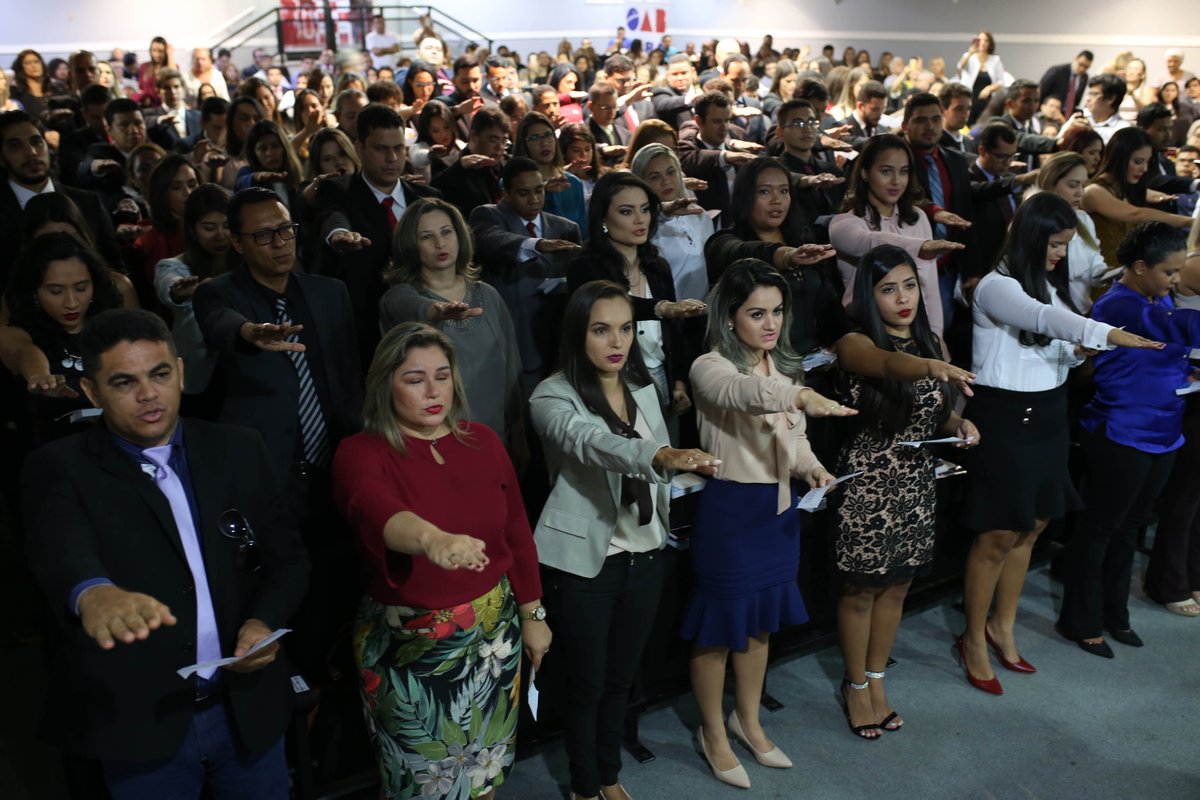 oabpara's tweet photo. Em sessão solene no auditório da DeVry Faci, oitenta e nove novos advogados receberam credenciais da Ordem. Mais fotos em @oabparaoficial https://t.co/TIdJZXUk9Q