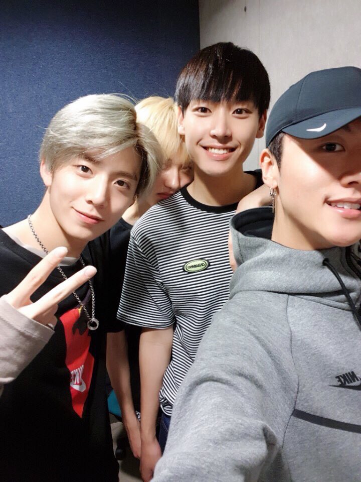 __FANTASYChile's tweet photo. 【Twitter|05.09.2017】✨
#Hwiyoung #Chani #Inseong #Ybin en la cuenta de #SF9
"Adivinen que vamos a hacer ahora mismo~~🍀🌰🔝😇"
»FanChile« https://t.co/pKgGvaZpeo