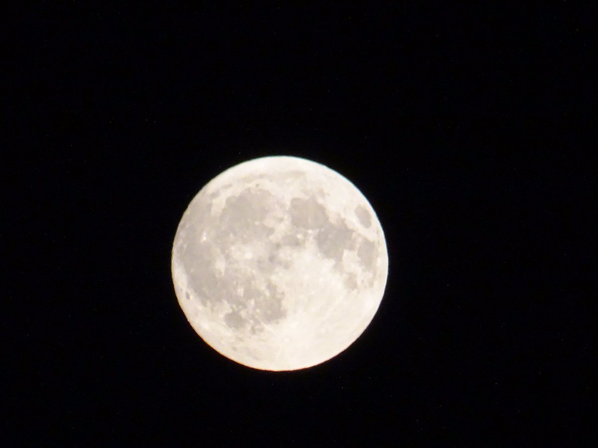 LEveleigh's tweet photo. @EarthandClouds @Exmouth @NASAMoon @beachholidaylet The moon out as seen from Exmouth beach, at 20:40BST Tuesday 5th September 2017. https://t.co/YvqcYQKS1k