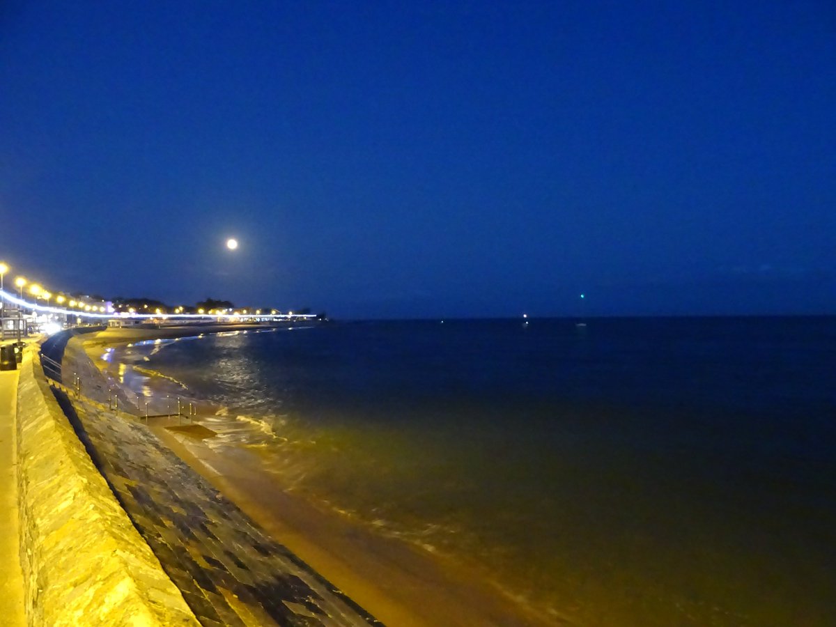 LEveleigh's tweet photo. @EarthandClouds @Exmouth @NASAMoon @beachholidaylet The moon out as seen from Exmouth beach, at 20:40BST Tuesday 5th September 2017. https://t.co/YvqcYQKS1k