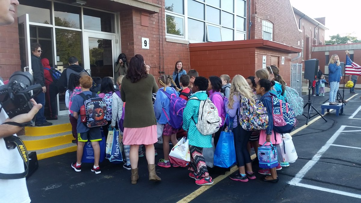 BridgetKotarak's tweet photo. Welcome Back @kusd Dimensions of Learning students! @DimensionsK8 #KUSDfirstday #firstdayofschool #KUSD https://t.co/rwMiyhFx7u