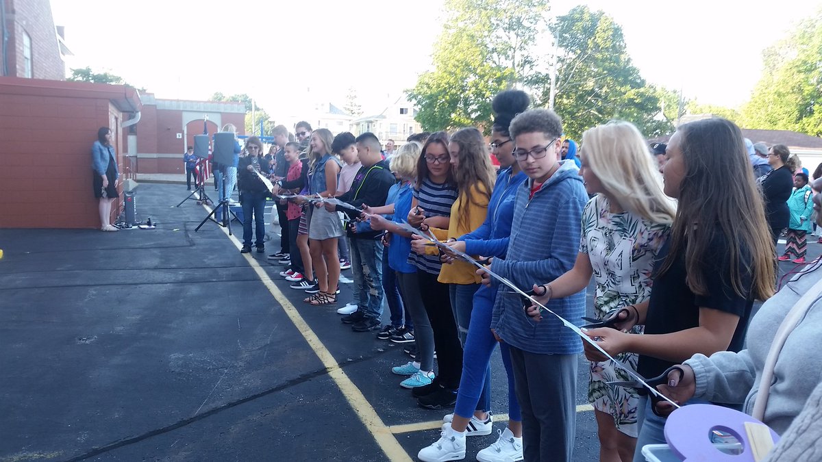BridgetKotarak's tweet photo. Dimensions of Learning 8th grade students cut the ceremonial ribbon to open another exciting school year!! #KUSDfirstday #KUSD @kusd https://t.co/5kY2tw6Pxi