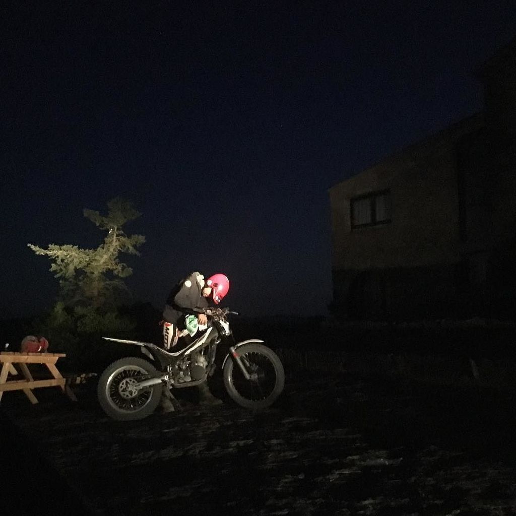 Motobuykers's tweet photo. Aprovecha todas las horas del día y de la noche para ir en moto!!! ✌️✊️✊️✊️✊️ #weride #motobuykers #fullmoon #llun… https://t.co/spqIrn8wIQ https://t.co/k26KOJoBUs
