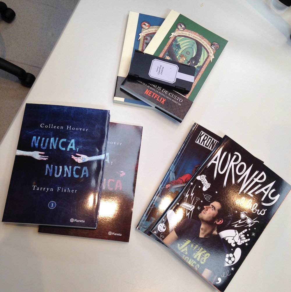 Vorterix's tweet photo. Los #LunesDeLibro invaden el MARTES y celebramos con 3 kits para regalar:

#KitLemony
#KitNunca
#KitYouTuber

Pedilo primero y llevátelo. https://t.co/1f0m9pZabv