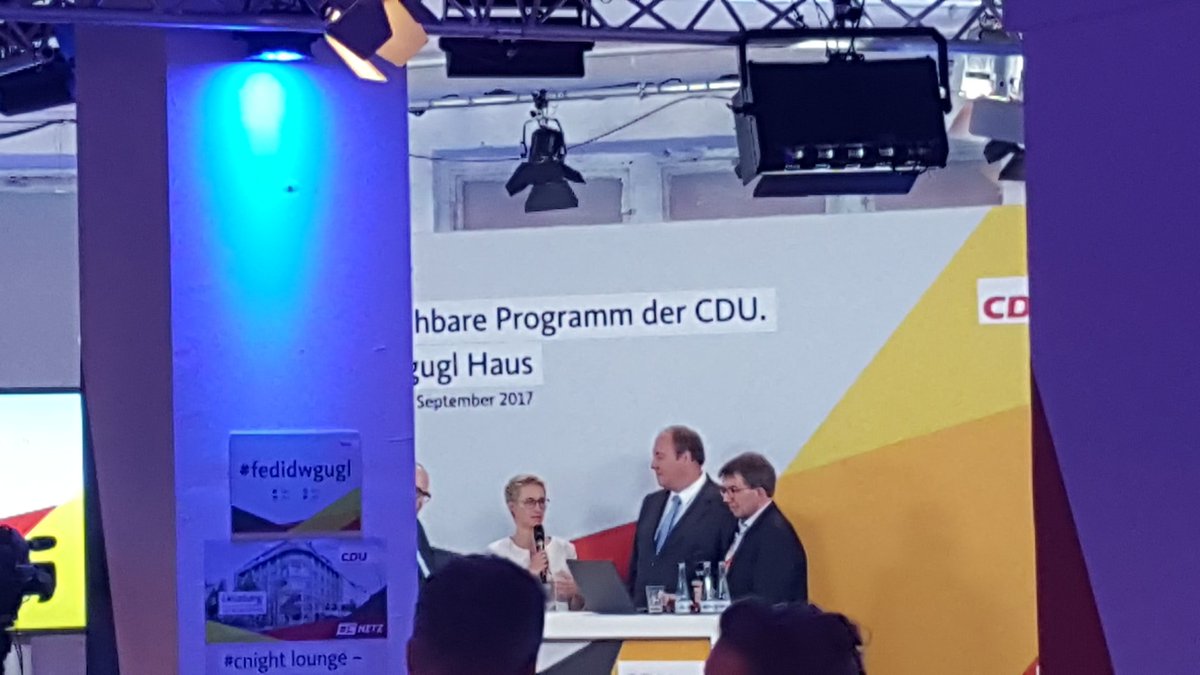 NaStruefing's tweet photo. #cnight im #fedidwgugl Haus mit #marusha https://t.co/z8DZULAKBq