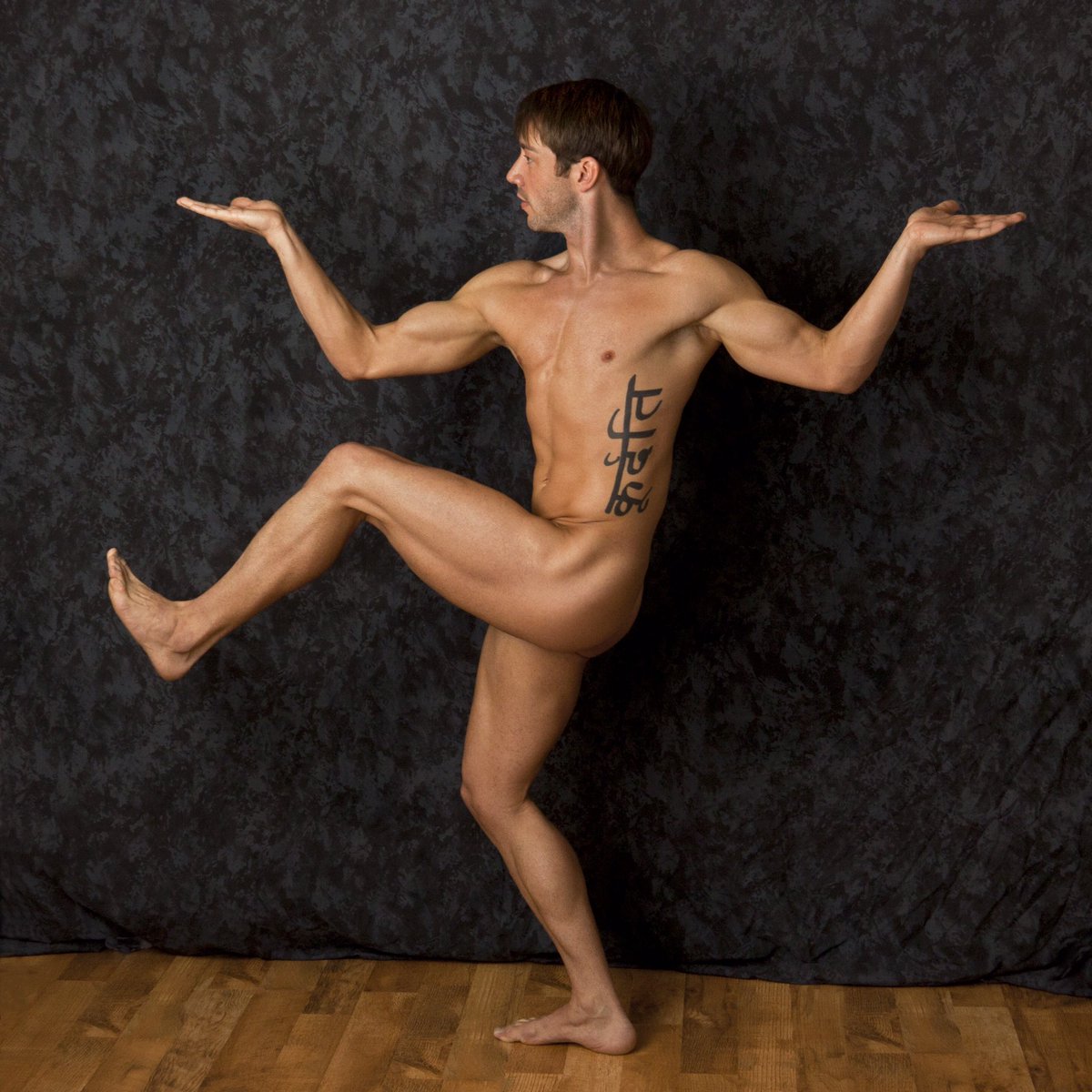 VirImpudicus's tweet photo. Jeff posing for #VirImpudicus. I have more photos of this model and prints for sale. DM me if you like it. #malenudeart #gaymuscle https://t.co/fHxy3qwBtX