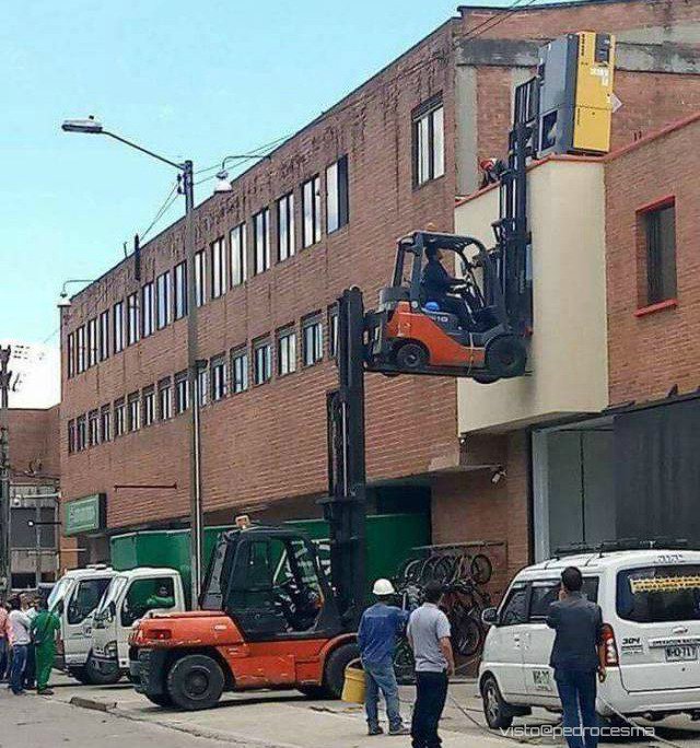 pedrocesma's tweet photo. #PRL Alquilar una grua???? Anda no digas tonterias... https://t.co/6iuvEs5xGl