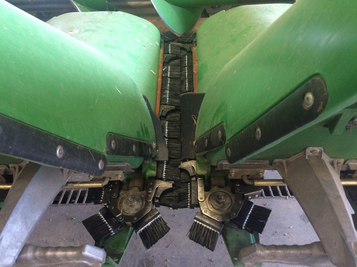 Nathen_Deppe's tweet photo. Minimizing header loss and capturing lost bushels with #yieldsaver @360yieldcenter @KeyCooperative @CENTROLofIowa https://t.co/xi4GNGND5f