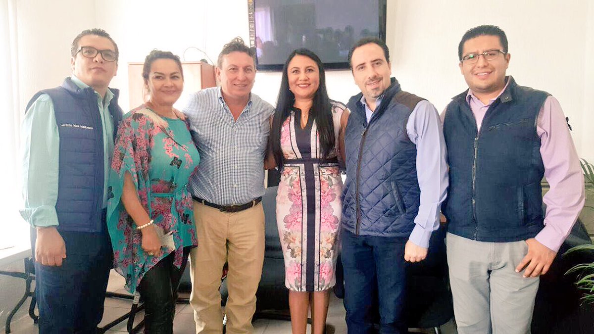 Melymak's tweet photo. Acompañando a @DavidHuertaR en la entrega 9LecheríasLICONSA por parte del Gerente General, @hectorpablo_ en el Municipio de Tepeaca https://t.co/GZGdrDc5V0