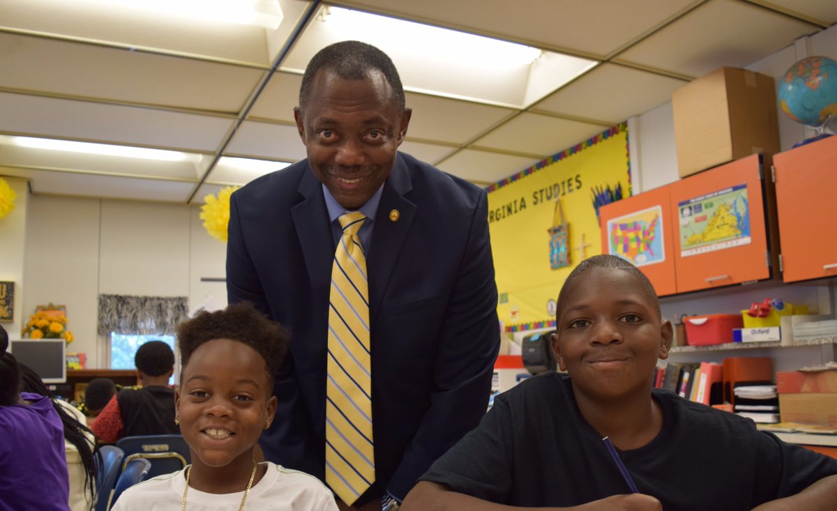 ebracyPPS's tweet photo. I had a great time welcoming students on the first day of school today! Passion, Purpose, Promise: Portsmouth Public Schools! #PPSFirst https://t.co/LiHU8s1lgq