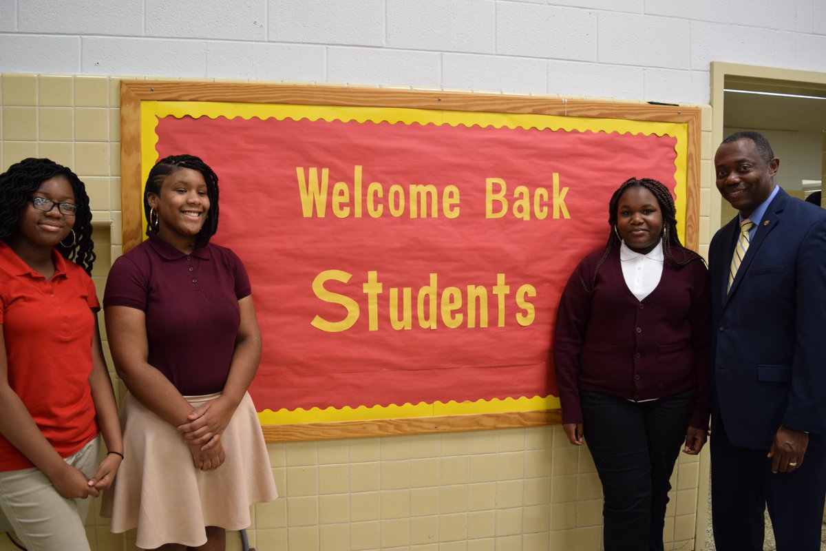 ebracyPPS's tweet photo. I had a great time welcoming students on the first day of school today! Passion, Purpose, Promise: Portsmouth Public Schools! #PPSFirst https://t.co/LiHU8s1lgq