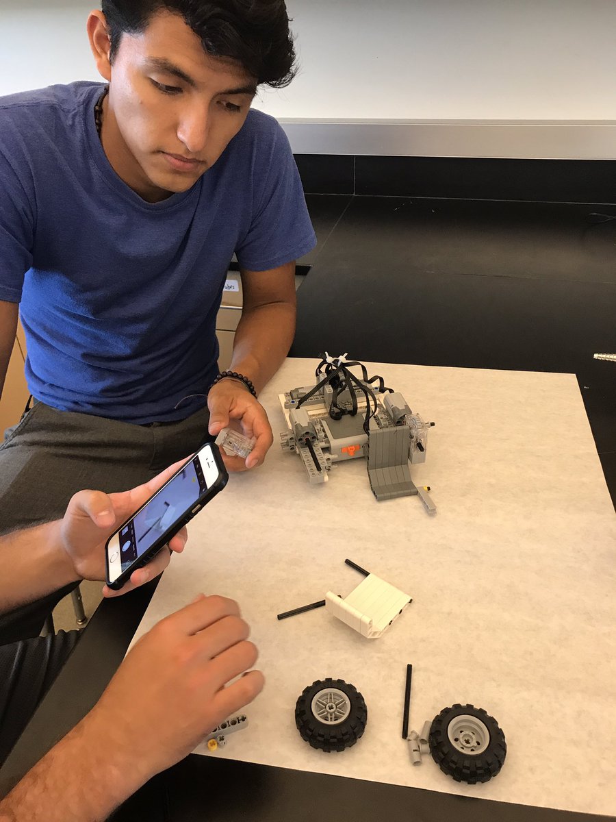 sparklearnai's tweet photo. Making @instructables in #b220180sa robotics class #Spark3 https://t.co/Xv0ayqUczc