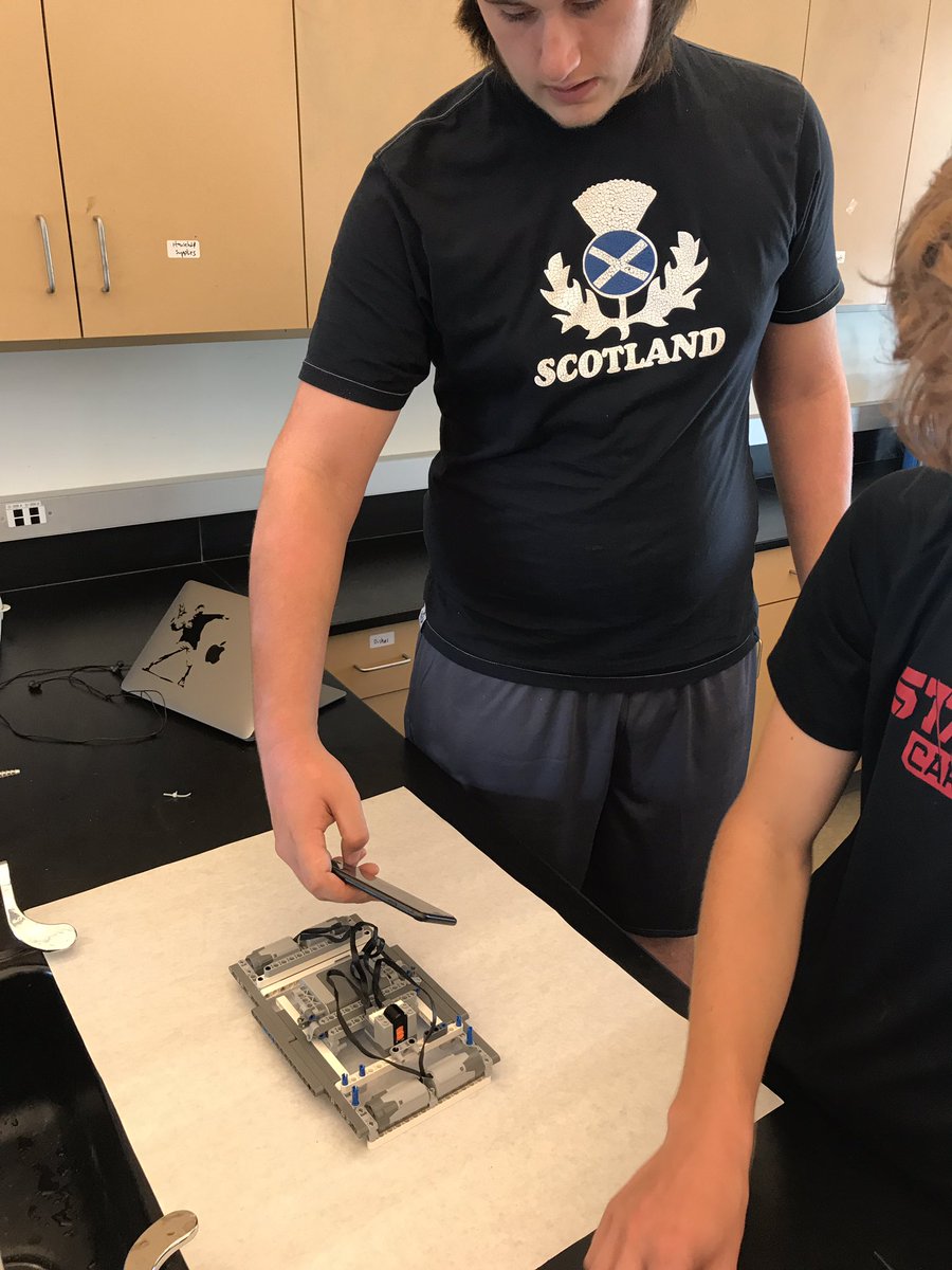 sparklearnai's tweet photo. Making @instructables in #b220180sa robotics class #Spark3 https://t.co/Xv0ayqUczc