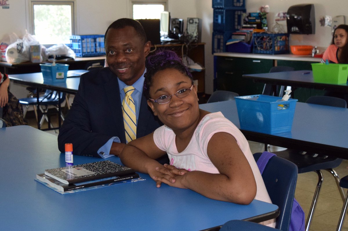 ebracyPPS's tweet photo. I had a great time welcoming students on the first day of school today! Passion, Purpose, Promise: Portsmouth Public Schools! #PPSFirst https://t.co/LiHU8s1lgq