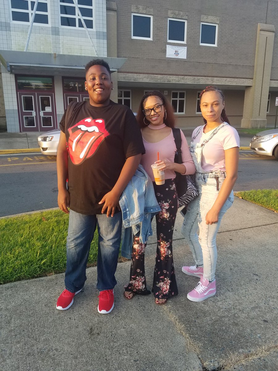 ebracyPPS's tweet photo. I had a great time welcoming students on the first day of school today! Passion, Purpose, Promise: Portsmouth Public Schools! #PPSFirst https://t.co/LiHU8s1lgq
