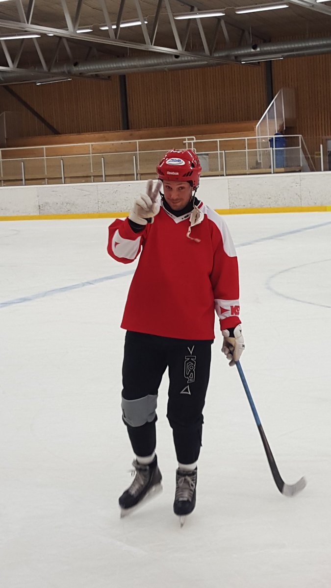 DynamoNora's tweet photo. Första ispasset är avklarat. Så här nöjd va Söderman efter träningen #DynamoNora #svbandy https://t.co/Vh20SMBmE9