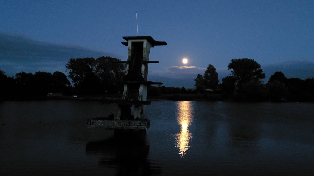 Lovely water session for six scullers this evening who were also treated to a splendid moonrise <a href="/CoateWater/">Coate Water Wildlife</a> <a href="/swindonadver/">Swindon Advertiser</a> <a href="/WAGSRowing/">WAGS Rowing</a>