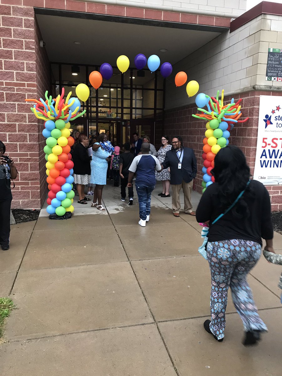 ArtemusDmone's tweet photo. Welcoming our students in for the first day--in the rain! #RainingPurpose #YoungstownLives https://t.co/RYPxHvyTvO