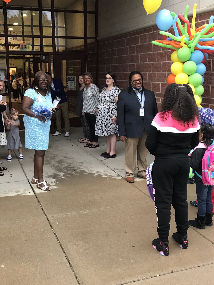 ArtemusDmone's tweet photo. Welcoming our students in for the first day--in the rain! #RainingPurpose #YoungstownLives https://t.co/RYPxHvyTvO