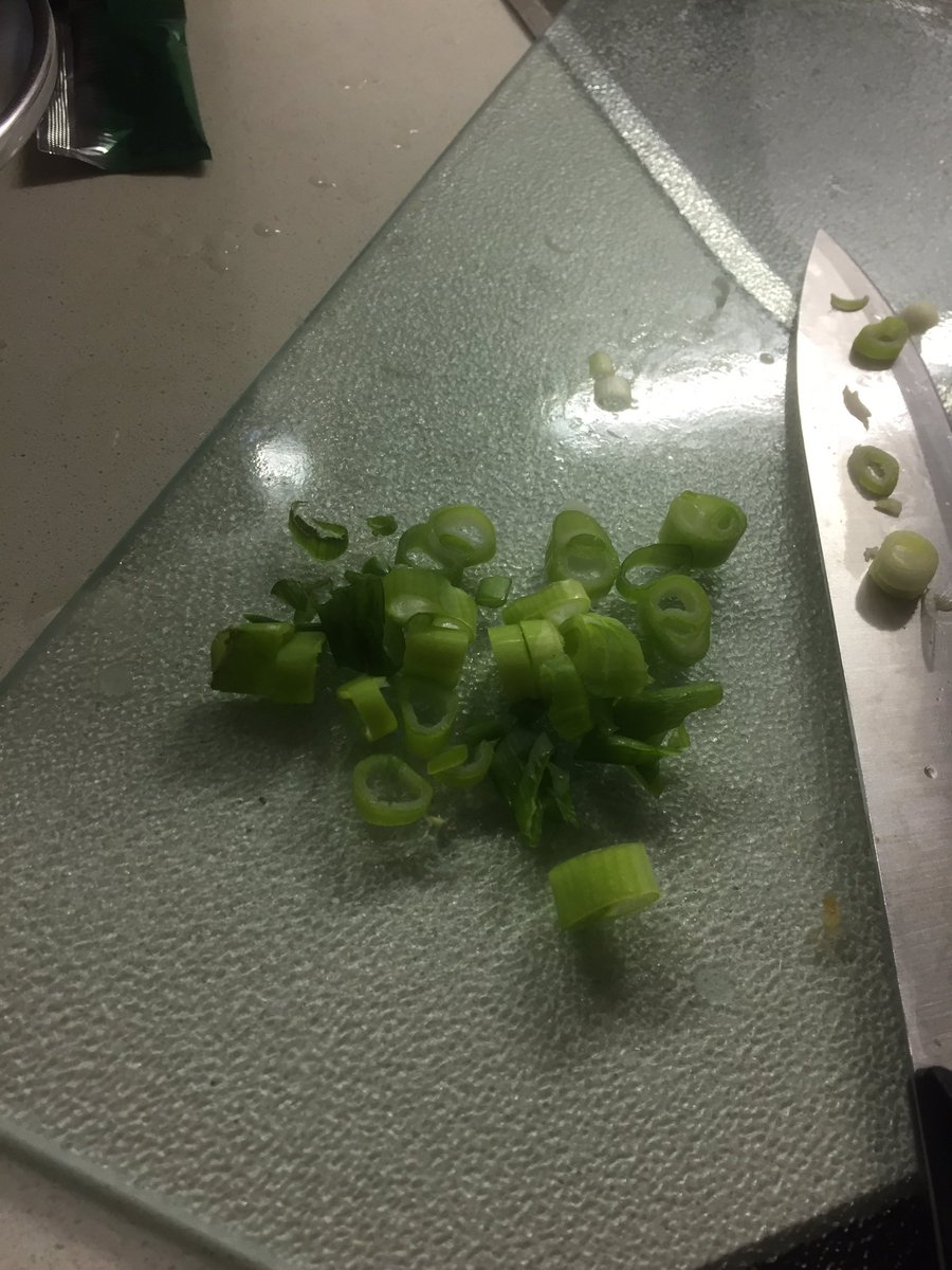 CiaraRenee8's tweet image. Look sis, I cut some green onions! It went about as well as you'd expect! Lol #CantCook #MightNotLookPrettyButItTastesOK 😂😅 @MsLynnChen