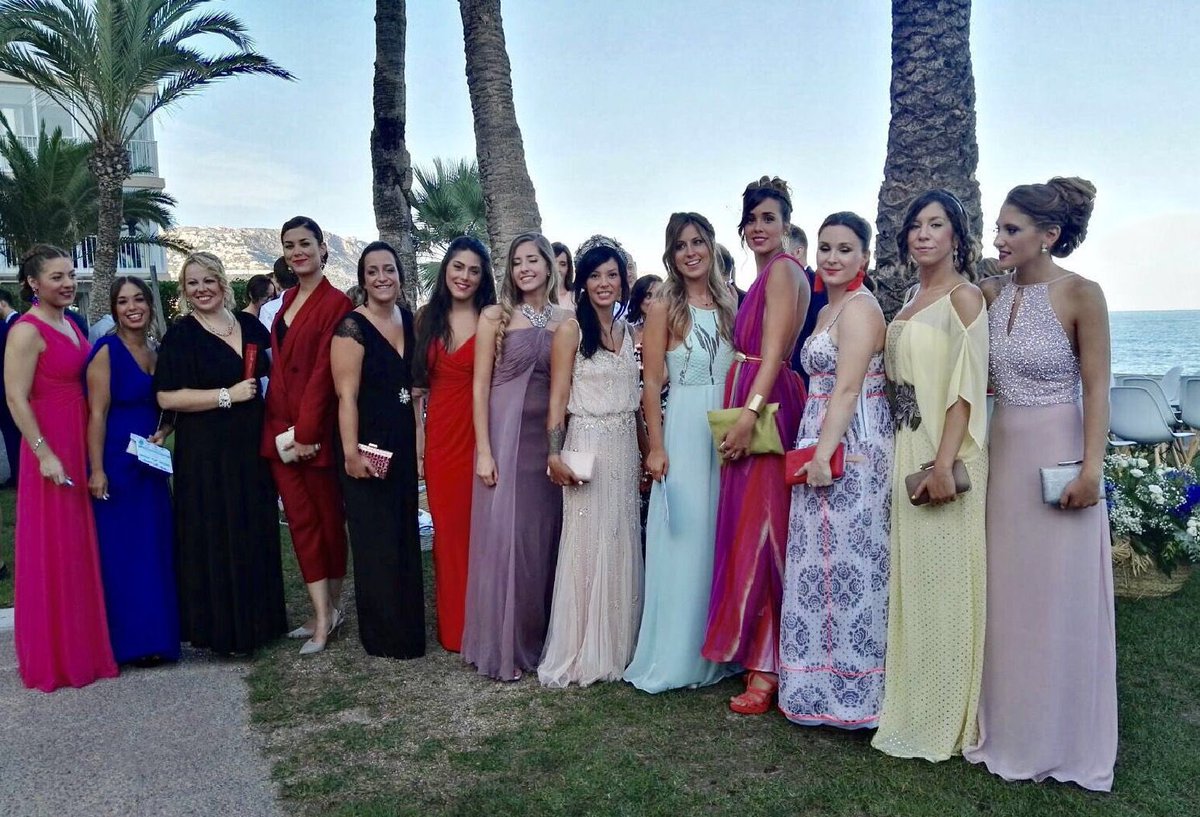 Bonitas noches con mis bellas niñas!✨💗💐 En unos de los momentos más especiales que hemos vivido juntas! Os quiero. #wedding #myfriends #love
