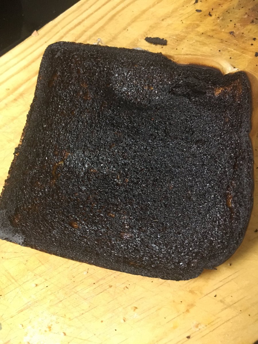 JesseChaconn's tweet photo. Primer dia en el piso. Casi quemo la casa. Recemos tres padrenuestros y dos avemarias por esta tragedia tragica #sanwi:( https://t.co/G66ngmhk72