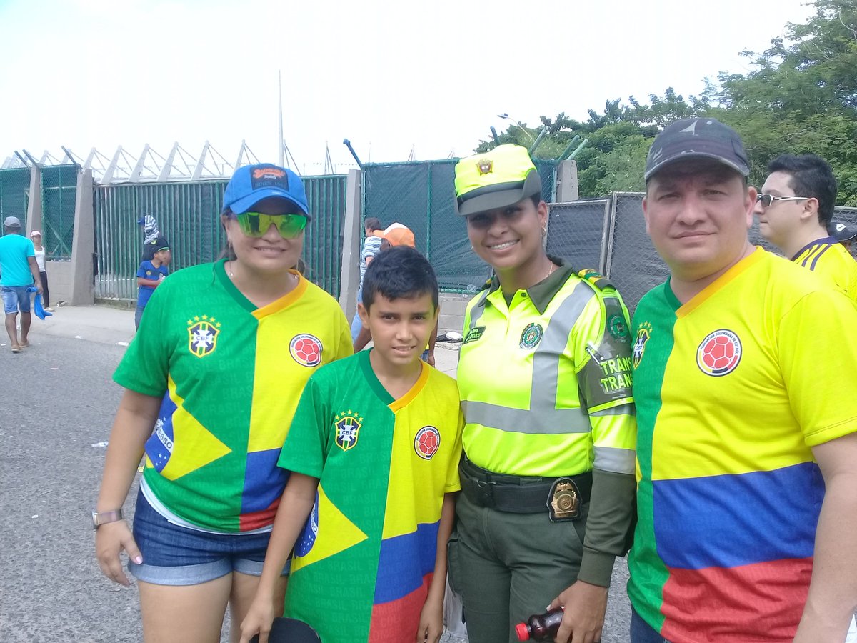 TransitoMebar1's tweet photo. @feriza2010 @GusChaG Su #SeguridadVial depende de su responabilidad, vive la pasión del Futbol, goza el encuentro #ColombiaBrasil https://t.co/CrH7HZ5x5Q