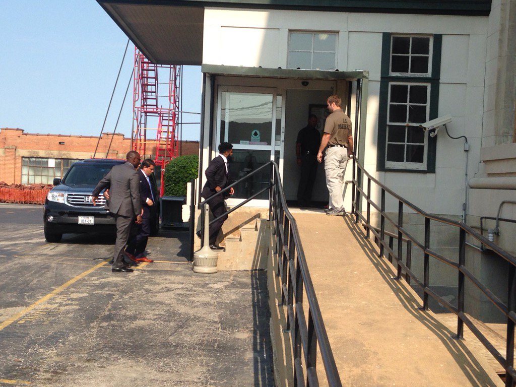 DemondFernandez's tweet photo. Ezekiel Elliott arriving at federal courthouse in Sherman #WFAA https://t.co/Jg5vDzLmgA