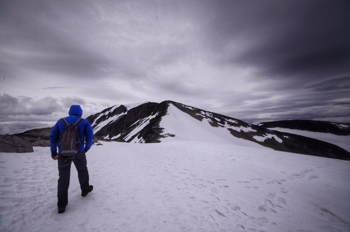 MinhHC's tweet photo. Up and up we go #Galdhøpiggen #Norway https://t.co/i7cLIxAEpF