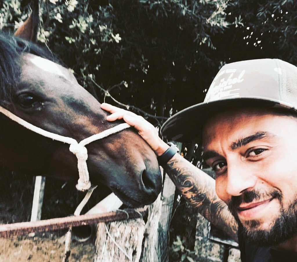 Alby1520's tweet photo. Quanti like per i fratelli Serpa?! ❤
Grazie di esistere ragazzi! ☀😘
#tantaroba #fascinoecarattere
#marioserpa #francescoserpa https://t.co/AjMHpK7KSL