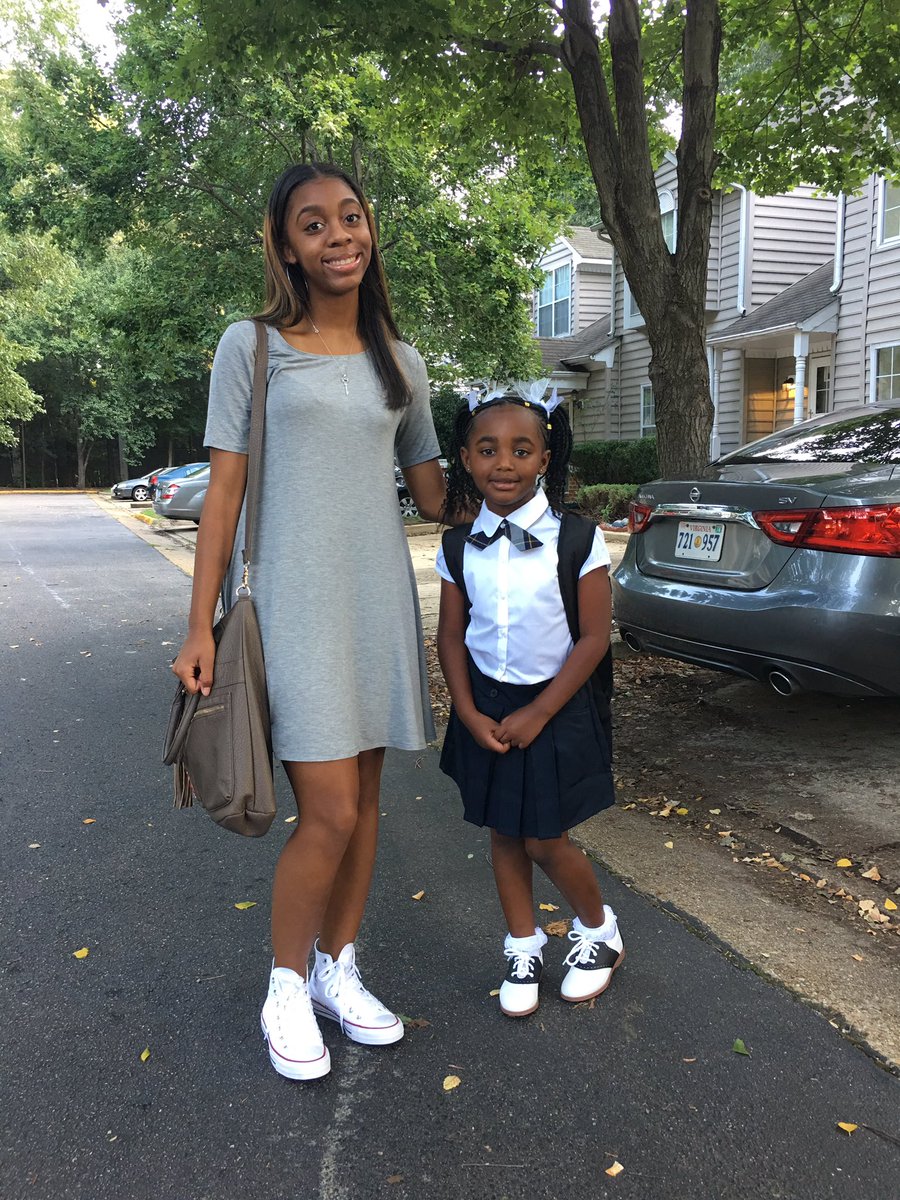 KDavis_KHS's tweet photo. 10th grade and kindergarten #hcsfirstday17 https://t.co/rhSfUci0d5