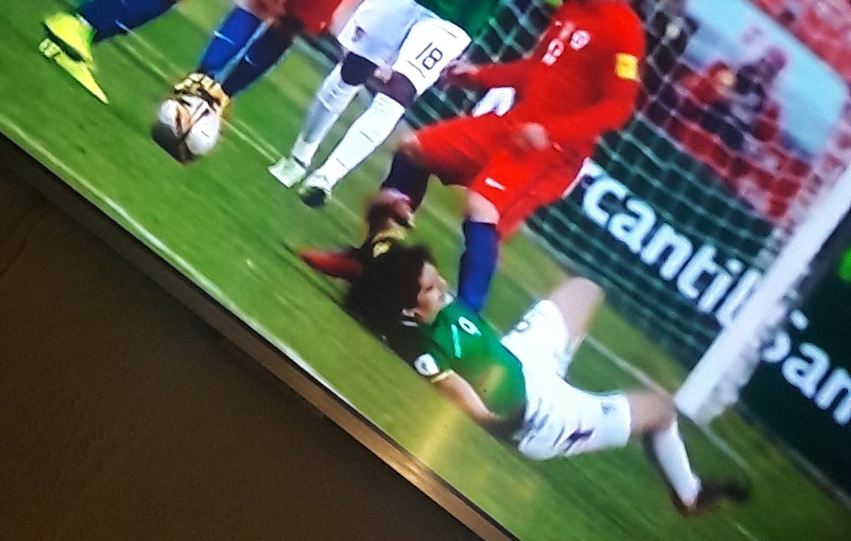 Ultrxqueen's tweet photo. Cuando no hay mar pero hay pasto #LaRojaxFOX #PartyChilensisFtLaRoja https://t.co/pCga3NQjJZ