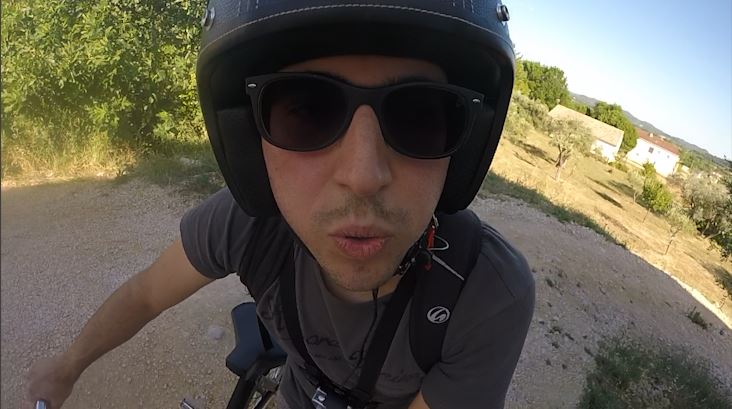 Paduction's tweet photo. J'en chie ma race avec le montage de la vidéo sur le #Solex mais vous devriez la voir d'ici quelques jours #jean #podcast #4k #velosolex #hs https://t.co/9x7CydR7gE