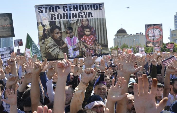 CrowdVoice's tweet photo. 120k #Rohingya flee ethnic cleansing in #Myanmar. More on the conditions of Muslims in #Burma: https://t.co/zEnzd8aR5u #RohingyaGenocide https://t.co/lhOg1JX1TL