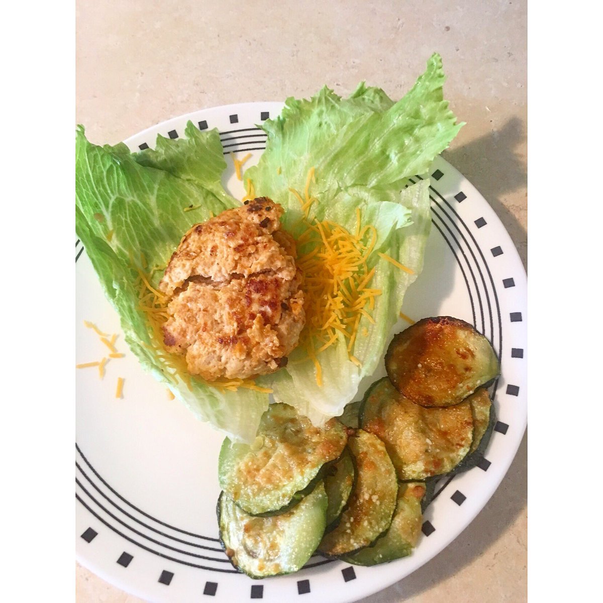candacehunt56's tweet photo. Din Din: Garlic Parm Zucchini &amp; a Buffalo Turkey Burger. 👅 https://t.co/BXDokwcz2L