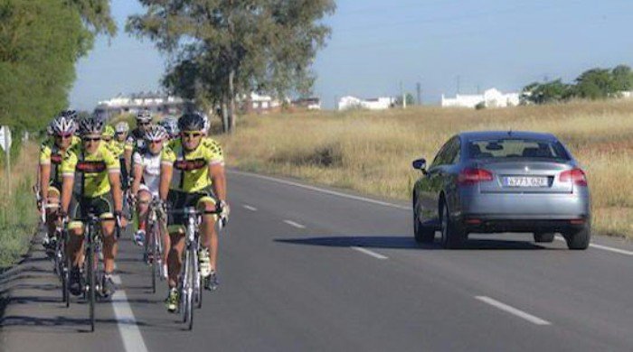 sndeditores's tweet photo. Los ciclistas no pueden ir en columna de 2 salvo de forma excepcional y nunca podrán circular en columna de 3 o + https://t.co/zucQCfanYD https://t.co/qfNaIpYQfM