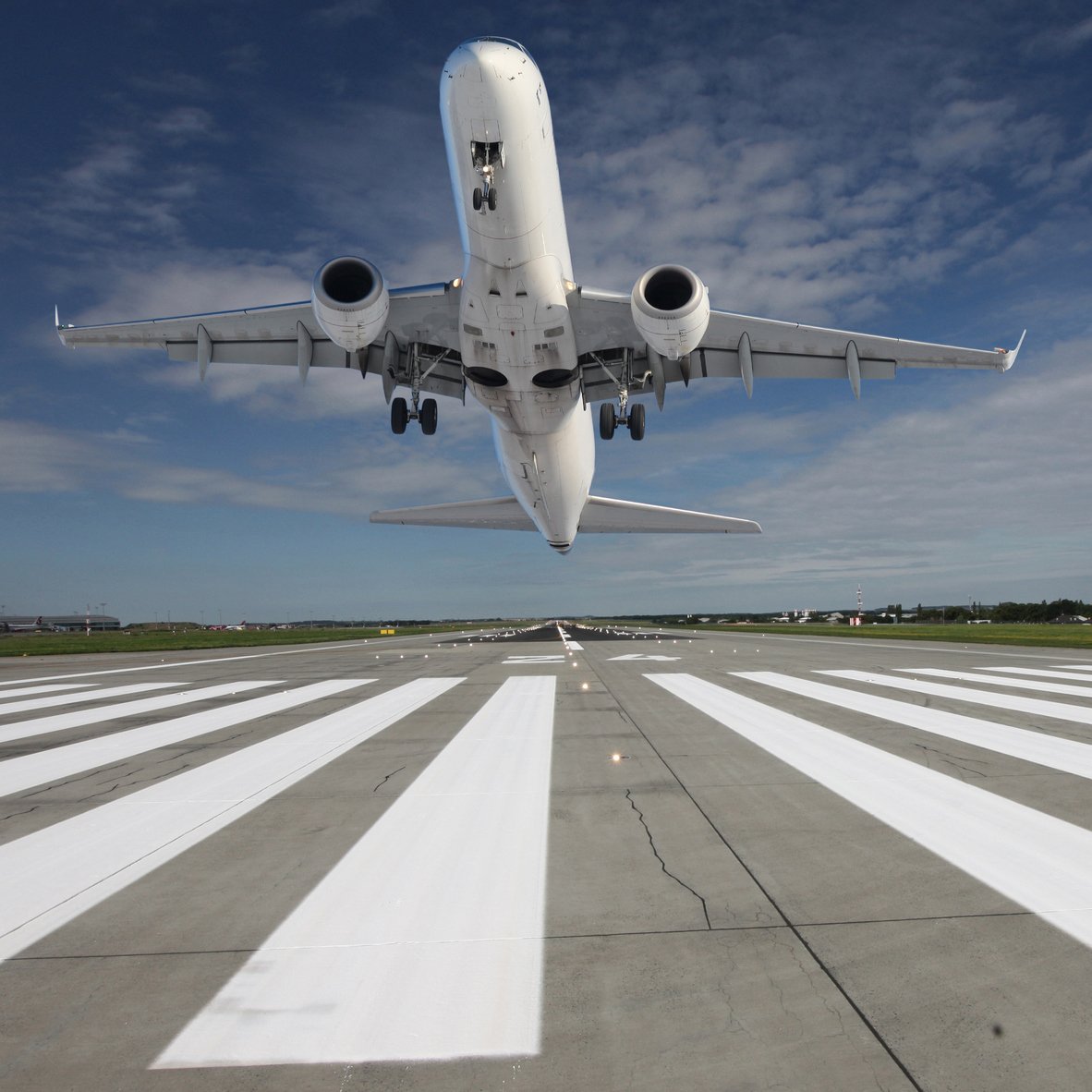 полет на закате. самолет отрывается от земли. боинг 777 air france. самолет взлетает. Taking off of aircraft.