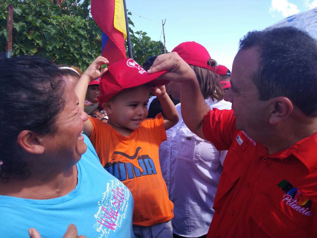 RMarcoTorres's tweet photo. En Camatagua recibimos amor y  bendiciones de un pueblo generoso que lleno de fuerzas nos acompaña en la victoria #MiPatriaFrenteEnAlto https://t.co/YAcaGAFkzG