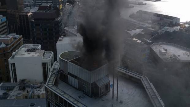 NZStuff's tweet photo. Fire sends smoke billowing through downtown Wellington https://t.co/jL6WC9w6E9 https://t.co/vY4qEwReD1