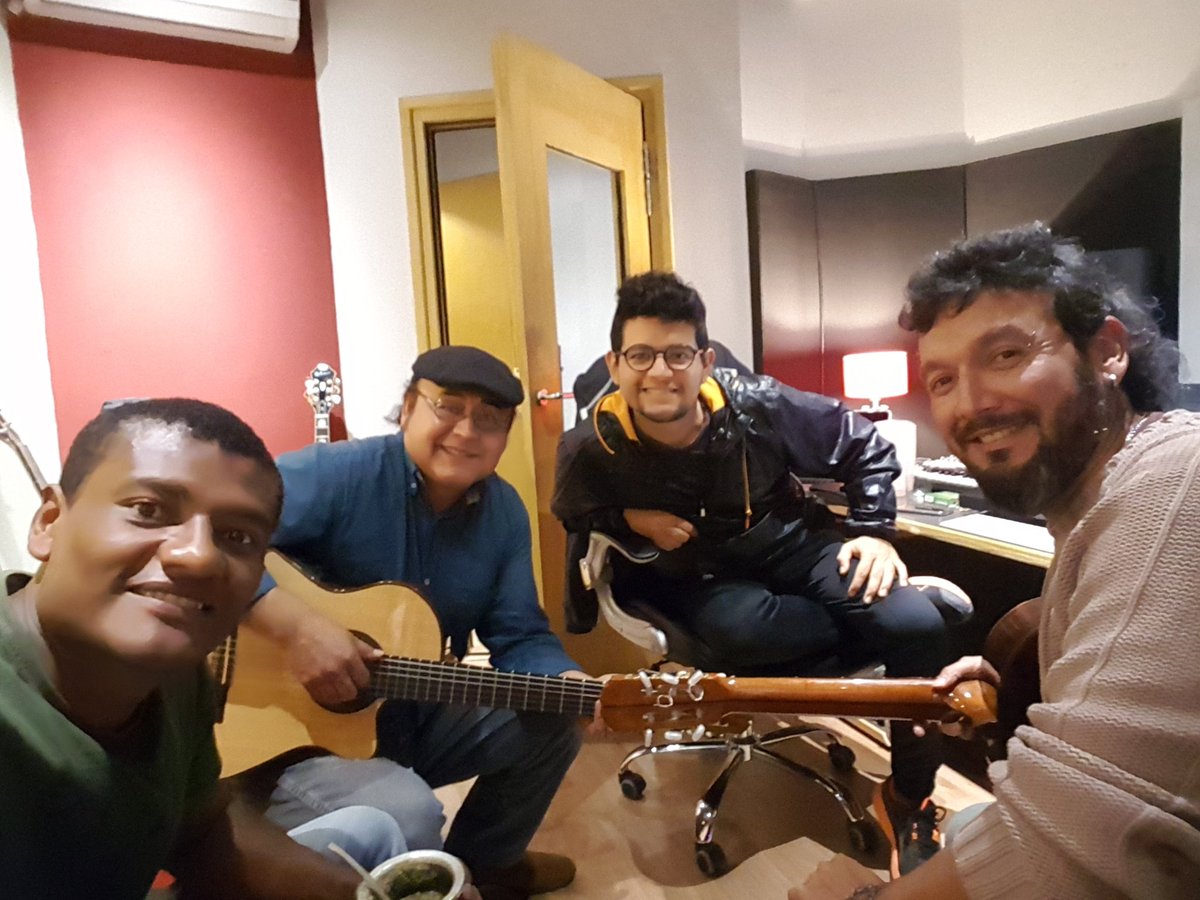 davidleivaok's tweet photo. De pasadita por #EstudioSocavon compartiendo unos mates y escuchando buena musica junto a @SebastianChoque el #MaestroMena y #SebaLopez. https://t.co/z0slIsP9BH