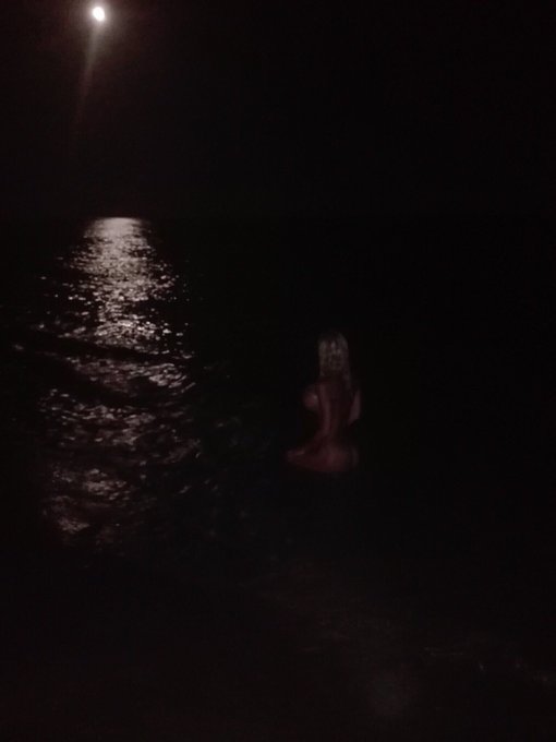 #YolaBerrocal 🌚🌊 https://t.co/n2cfpl4lgr<a href="/tag/yolaberrocal"class="tags">#YolaBerrocal</a>