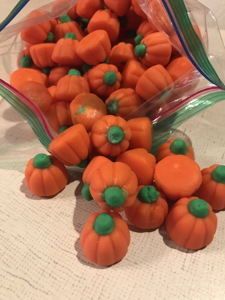 b33r_g33k_55's tweet image. Please don't judge me, but I love these things. #fallcandy