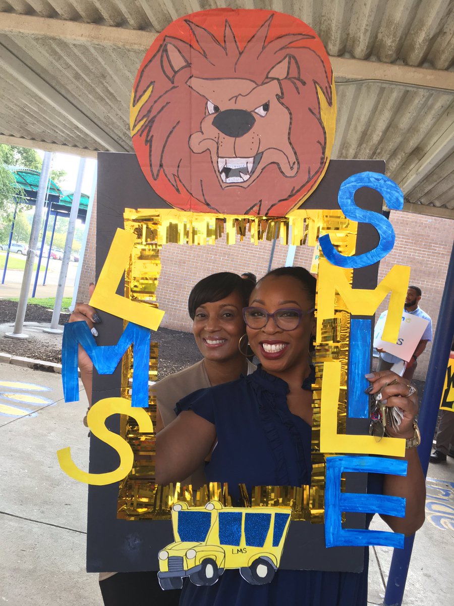 TMBmakeup757's tweet photo. #hcsfirstday17 @CheveseThomas https://t.co/Ab207qyCxB