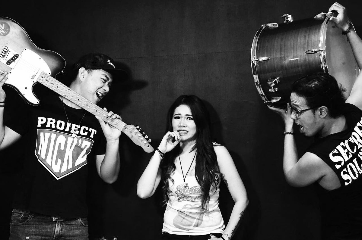 Move_bandindo's tweet photo. Pilih gitar apa drum?? 😰
#fotoseason #moveband #moveofficial #indiemusic #indonesiaband #rock #apieceofmusic #apieceofpeace #drum #guitar https://t.co/UIFf68C0s1