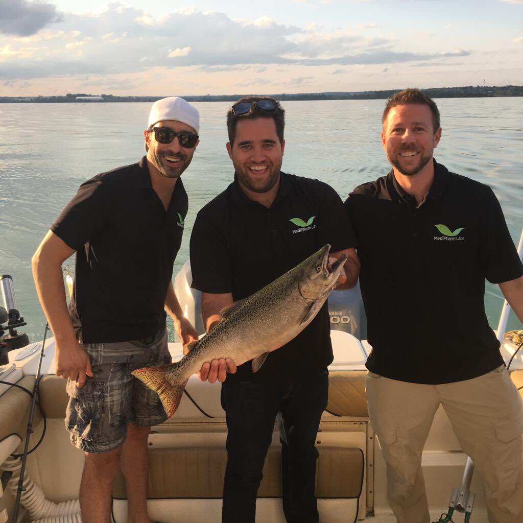 StrachanSystems's tweet photo. Great night on Lake Ontario for team @MediPharmLabs Just reeled in this guy. #theysaythissmall #fishonfish https://t.co/peJfsDYm6E